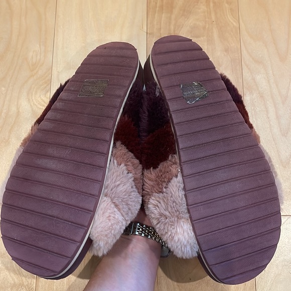 SM New York Saulsalito Fuzzy Faux Fur Slippers Size 9 - Picture 6 of 8